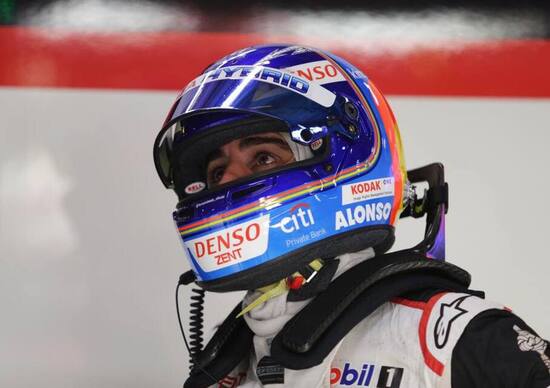 Fernando Alonso, test con la Toyota Hilux della Dakar Fernando Alonso, test con la Toyota Hilux della Dakar