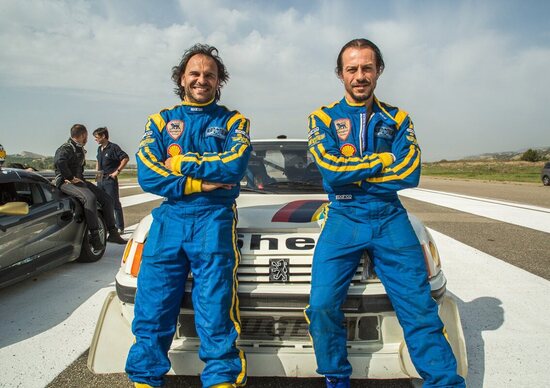 Stefano Accorsi e Paolo Andreucci, allievo e maestro in “Veloce come il vento” Stefano Accorsi e Paolo Andreucci, allievo e maestro in “Veloce come il vento”