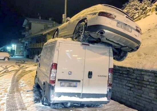 Parcheggio alternativo per Sofia Goggia e la sua Audi Parcheggio alternativo per Sofia Goggia e la sua Audi