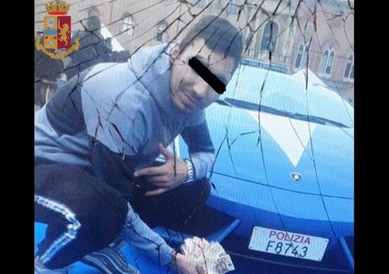 Bologna, selfie davanti a Lamborghini della Polizia: trovati con 70 g di hashish Bologna, selfie davanti a Lamborghini della Polizia: trovati con 70 g di hashish