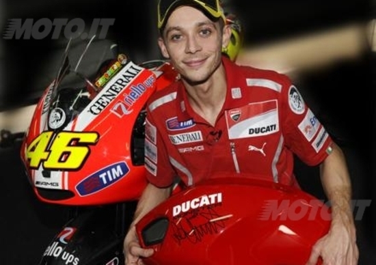 Valentino Rossi autografa una Ducati Monster 696 per Telethon Valentino Rossi autografa una Ducati Monster 696 per Telethon