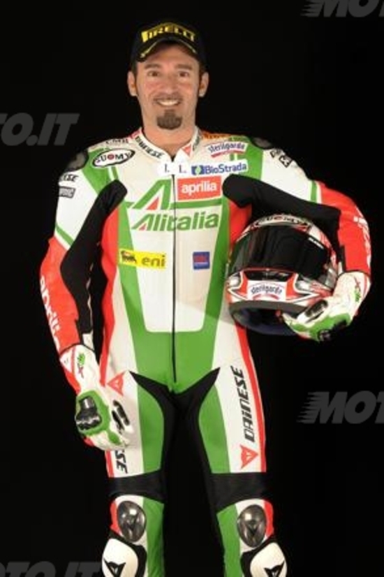 Max Biaggi e Aprilia pronti a difendere il doppio titolo mondiale Max Biaggi e Aprilia pronti a difendere il doppio titolo mondiale