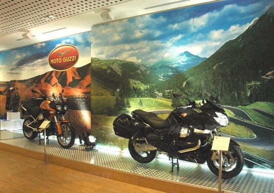 Moto Guzzi Norge GT 8V e Stelvio 8V esposte allo spazio Broletto Moto Guzzi Norge GT 8V e Stelvio 8V esposte allo spazio Broletto