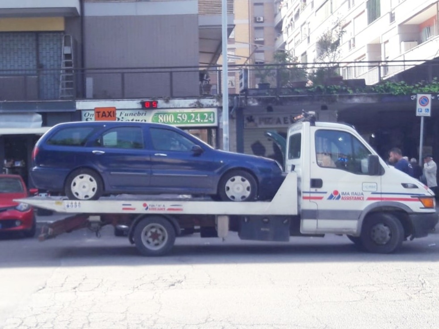 Targa inesistente, senza assicurazione: sequestrata l’auto della famiglia rom di Casal Bruciato