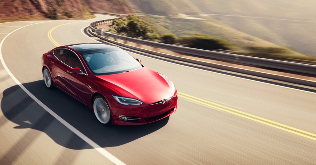 Assicurazioni auto al ribasso, Grazie a Elon Musk: la polizza Tesla taglia i costi con l’Autopilot