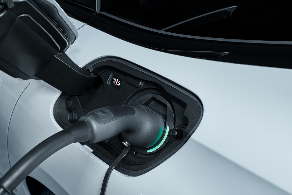 La presa di ricarica della Peugeot 508 SW HYbrid