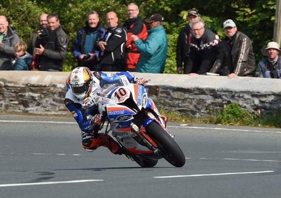 TT 2019, Superbike: bandiera rossa, ma vince Hickman TT 2019, Superbike: bandiera rossa, ma vince Hickman