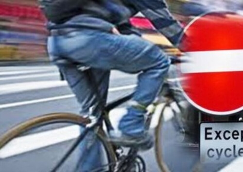 bicicletta contromano codice della strada