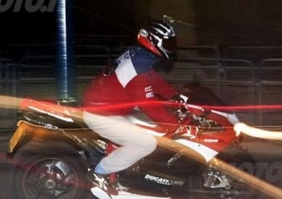 William prima del matrimonio si è distratto in sella alla sua moto William prima del matrimonio si è distratto in sella alla sua moto