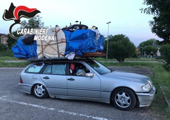 Porta camera da letto sul tetto dell'auto per 700 km. Patente ritirata Porta camera da letto sul tetto dell'auto per 700 km. Patente ritirata