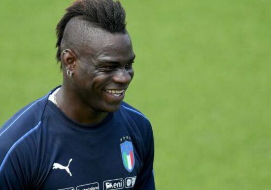 Balotelli: 2000 euro se salti in mare con il motorino Balotelli: 2000 euro se salti in mare con il motorino