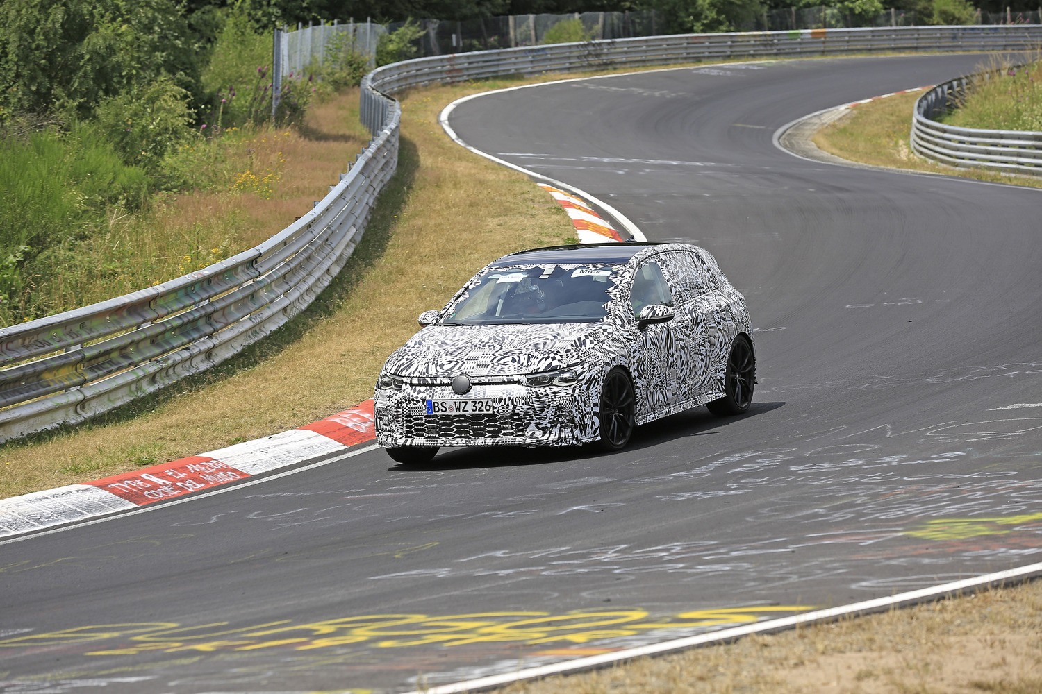 Volkswagen Golf GTI, le foto spia al Nürburgring