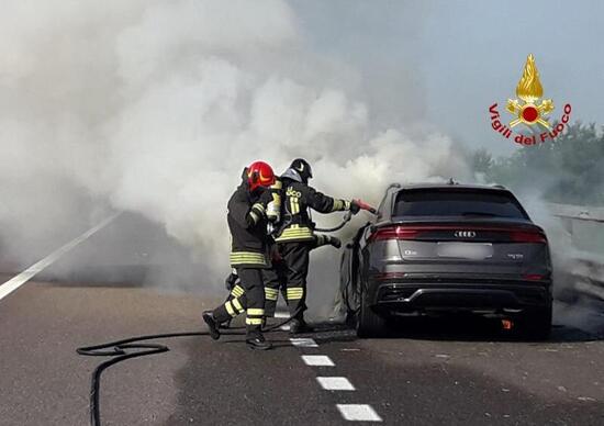 Autostrada A31, Audi Q8 si incendia. Illeso l'autista Autostrada A31, Audi Q8 si incendia. Illeso l'autista