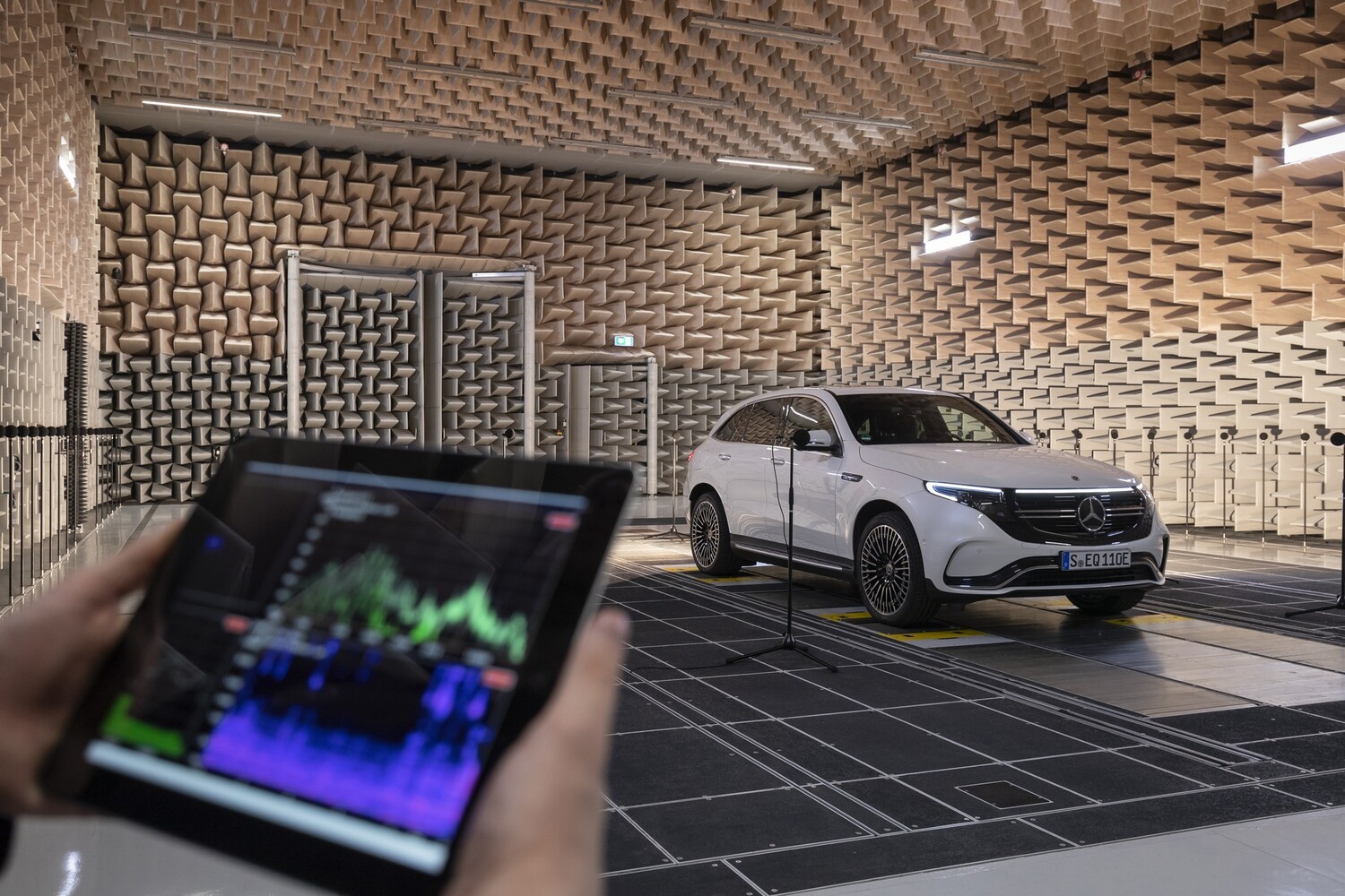 Gli esperti del suono al lavoro sullelettrica Mercedes ECQ