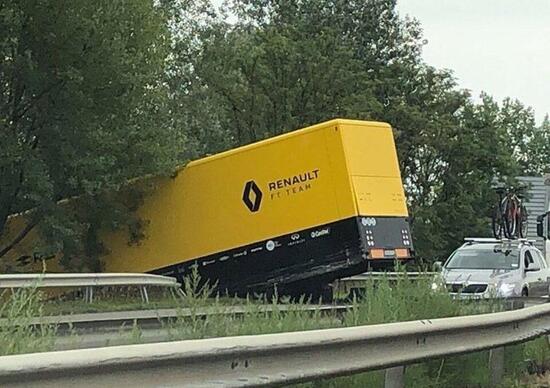 Momentaccio Renault: un camion del team F1 finisce fuori strada in Ungheria Momentaccio Renault: un camion del team F1 finisce fuori strada in Ungheria
