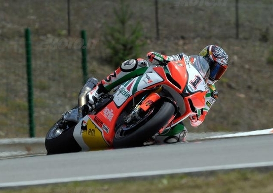 La frattura al piede impedisce a Max Biaggi di correre a Imola La frattura al piede impedisce a Max Biaggi di correre a Imola