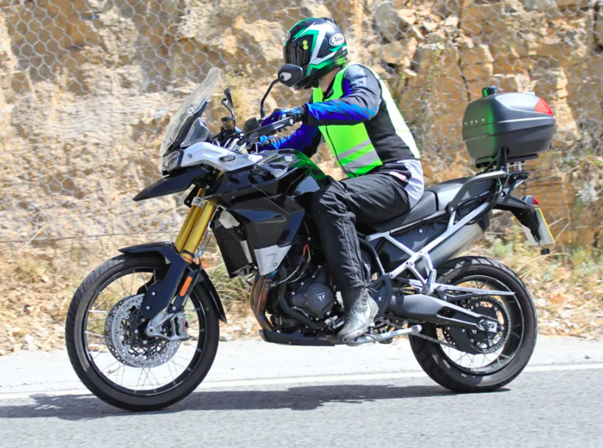 Triumph Tiger 900: ecco la nuova tre cilindri. Arriverà nel 2020 - News -  Moto.it