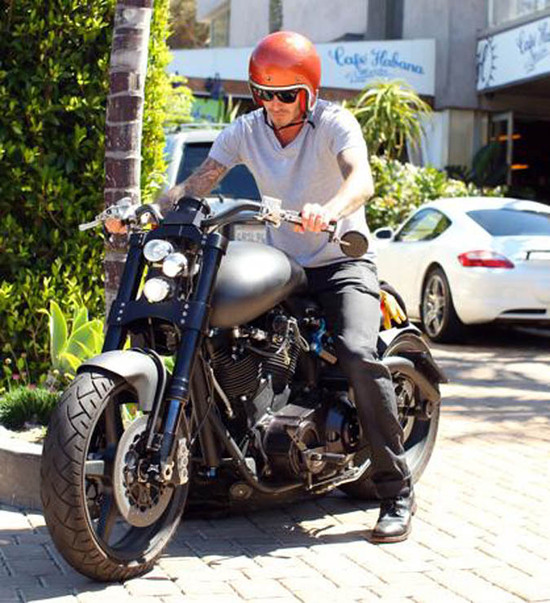 Beckham in vacanza sulla sua nuova moto Beckham in vacanza sulla sua nuova moto