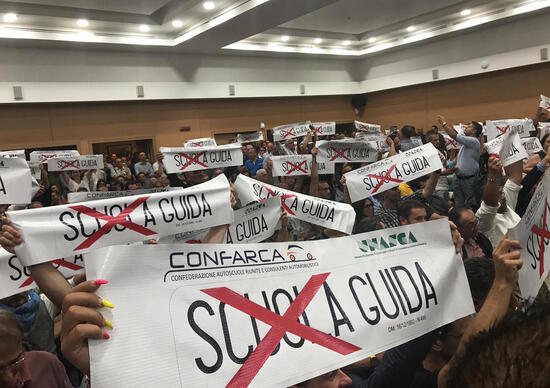 Autoscuole pronte alla protesta di piazza contro l'IVA al 22% sulle patenti Autoscuole pronte alla protesta di piazza contro l'IVA al 22% sulle patenti