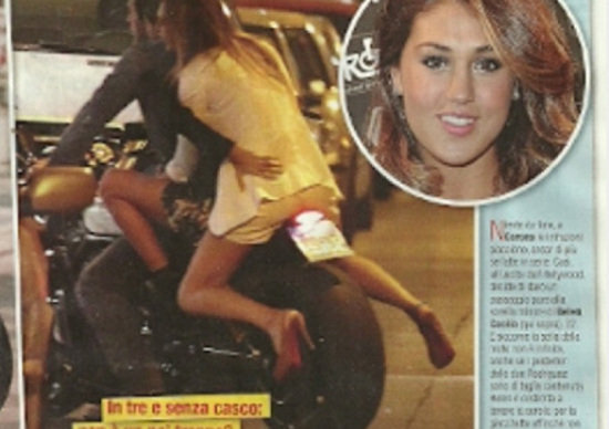 Corona, Belen e Cecilia Rodriguez in tre, senza casco sulla moto Corona, Belen e Cecilia Rodriguez in tre, senza casco sulla moto
