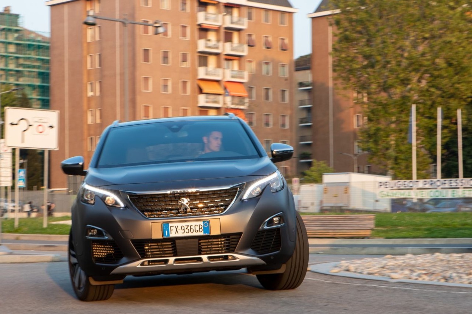 Peugeot 3008 Anniversary, una serie speciale in “mise” opaca
