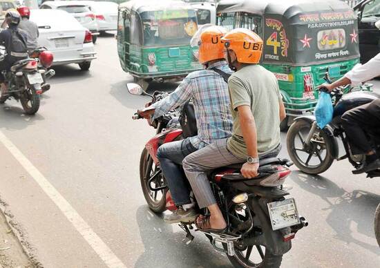 Moto nel mondo. I taxi a due ruote che riducono il traffico in Bangladesh Moto nel mondo. I taxi a due ruote che riducono il traffico in Bangladesh