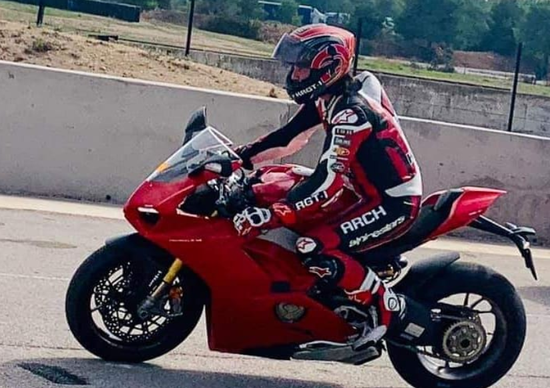 Keanu Reeves in sella alla Panigale V4S a Calafat Keanu Reeves in sella alla Panigale V4S a Calafat