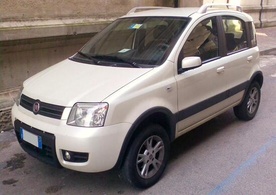 Con la Panda a prostitute e brucia l’auto della polizia: arrestato dopo fuga a 170 Km/h contromano Con la Panda a prostitute e brucia l’auto della polizia: arrestato dopo fuga a 170 Km/h contromano