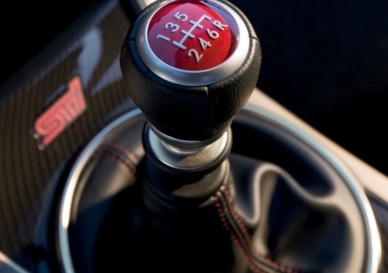 Anche le auto manuali sapranno “veleggiare”. E non avranno più il pedale della frizione Anche le auto manuali sapranno “veleggiare”. E non avranno più il pedale della frizione