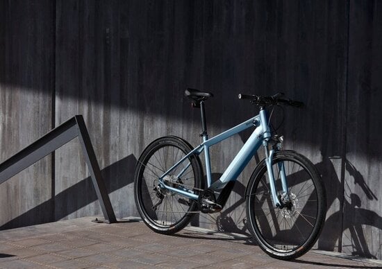 bicicletta con telaio in alluminio bmw