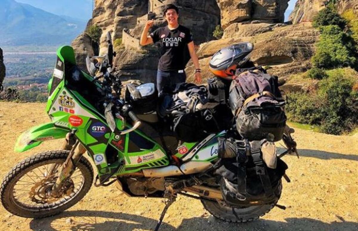 Si ferma a Catania il giro del mondo in moto: rubata la KTM 690 Enduro R all'influencer messicano - Moto.it