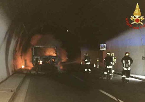 Tir in fiamme sull'A10: torna la paura sull'Autostrada dei Fiori