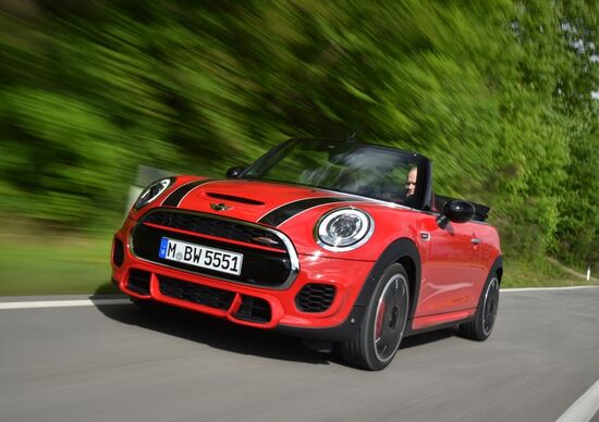 Nuova Mini John Cooper Works Cabrio: 231 CV da godersi all'aperto Nuova Mini John Cooper Works Cabrio: 231 CV da godersi all'aperto