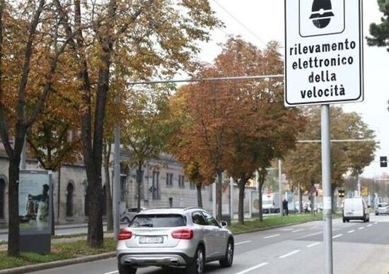 Autovelox mobili: basta un cartello fisso e la multa è legittima Autovelox mobili: basta un cartello fisso e la multa è legittima