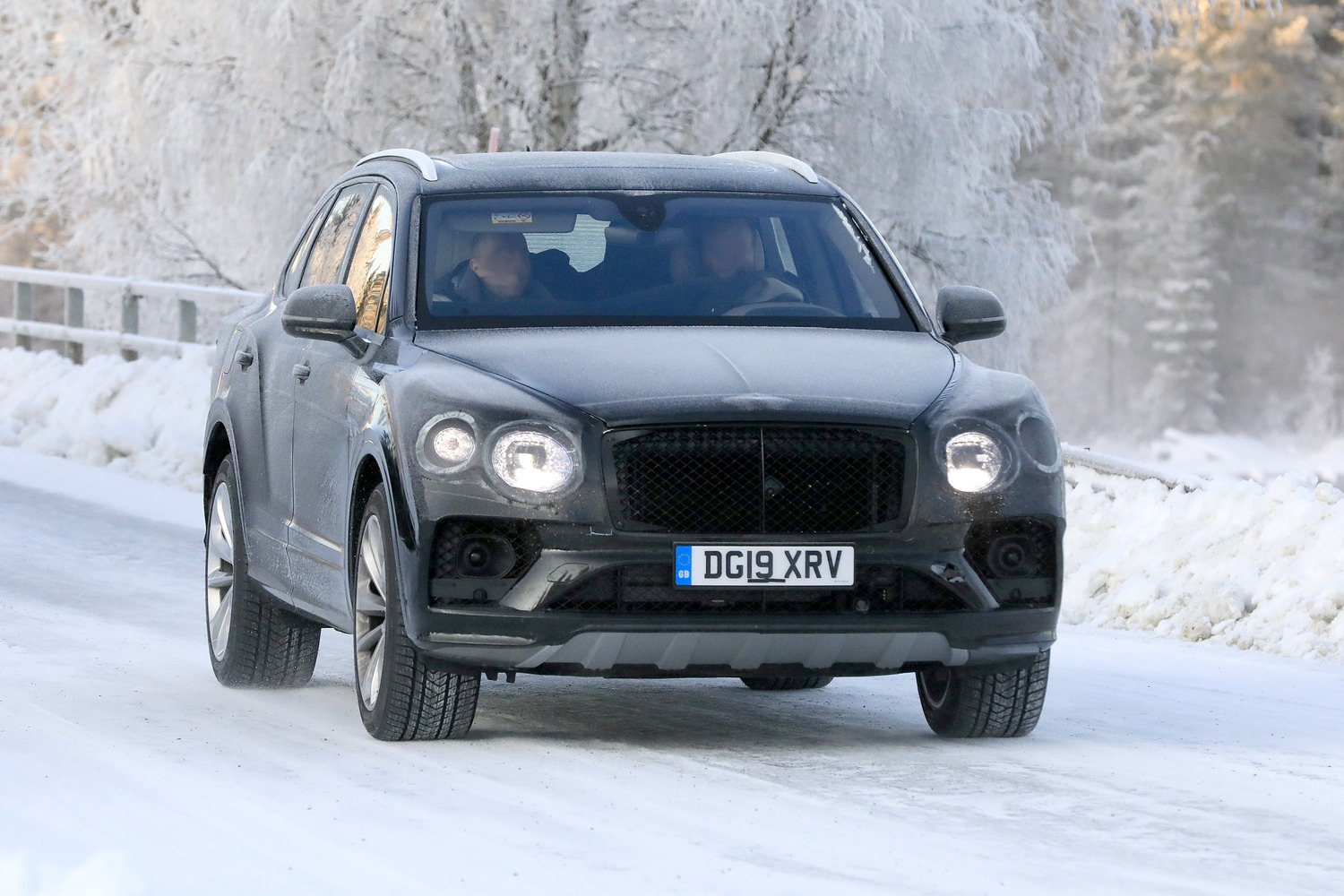 Bentley Bentayga, le foto spia