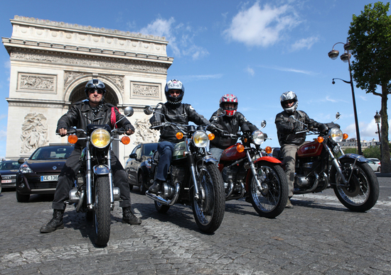 Parigi: pattuglie antirumore contro le moto Parigi: pattuglie antirumore contro le moto