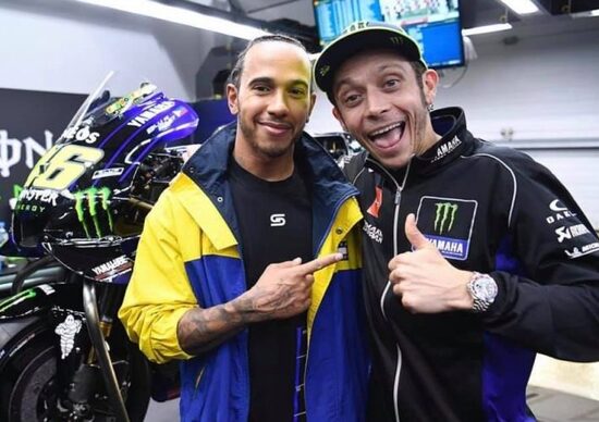 Valentino Rossi vs Lewis Hamilton, la sfida si avvicina Valentino Rossi vs Lewis Hamilton, la sfida si avvicina