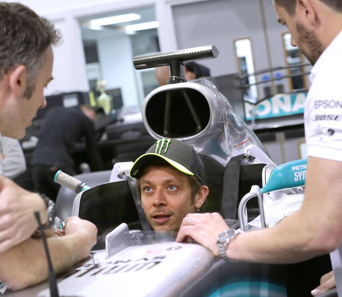 Lewis Hamilton vs. Valentino Rossi, sedile pronto per l'asso della MotoGP Formula 1 Automoto.it Lewis Hamilton vs. Valentino Rossi, sedile pronto per l'asso della MotoGP Formula 1 Automoto.it