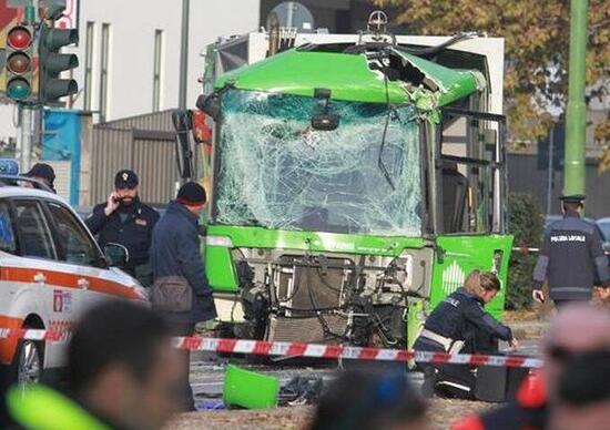 Nico Cereghini: “La guida dell’autobus con lo smartphone in mano” Nico Cereghini: “La guida dell’autobus con lo smartphone in mano”