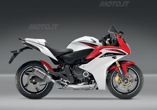 Con l'acquisto di una CBR600F il terminale Akrapovic è in omaggio Con l'acquisto di una CBR600F il terminale Akrapovic è in omaggio