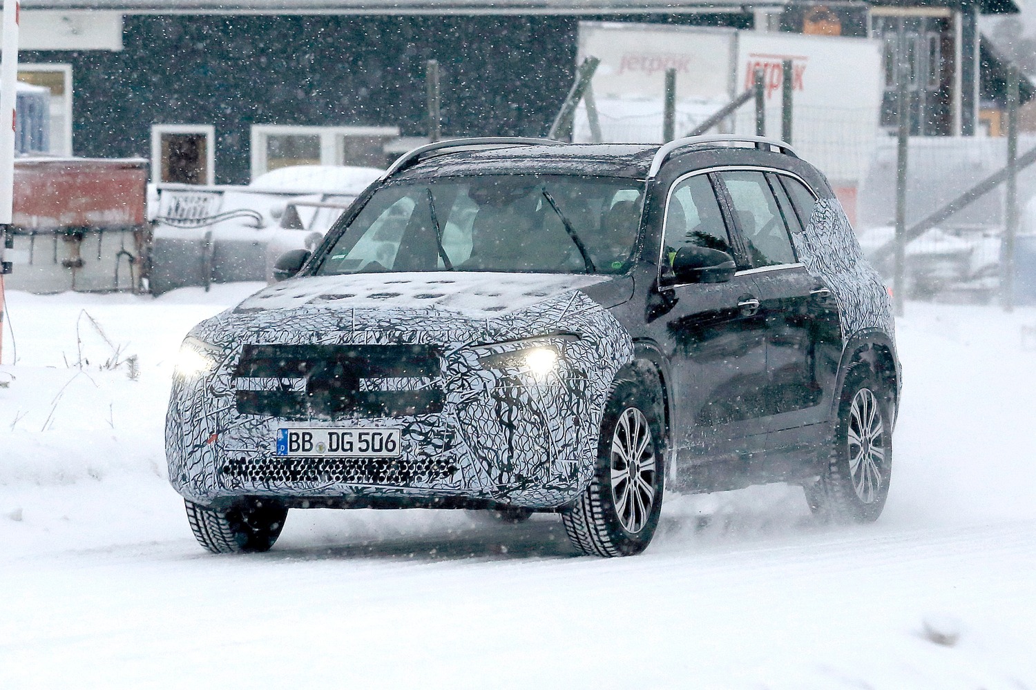Mercedes EQB, le foto spia