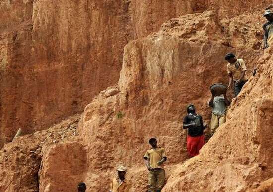 Cobalto nelle batterie: Tesla accusata per lo sfruttamento dei minori in Congo Cobalto nelle batterie: Tesla accusata per lo sfruttamento dei minori in Congo
