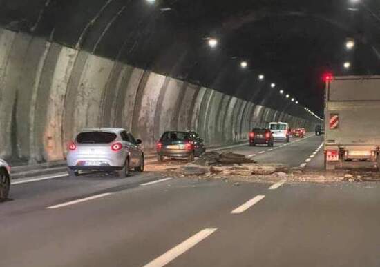 Crolla il tetto di una galleria della A26. Il MIT convoca Autostrade Crolla il tetto di una galleria della A26. Il MIT convoca Autostrade