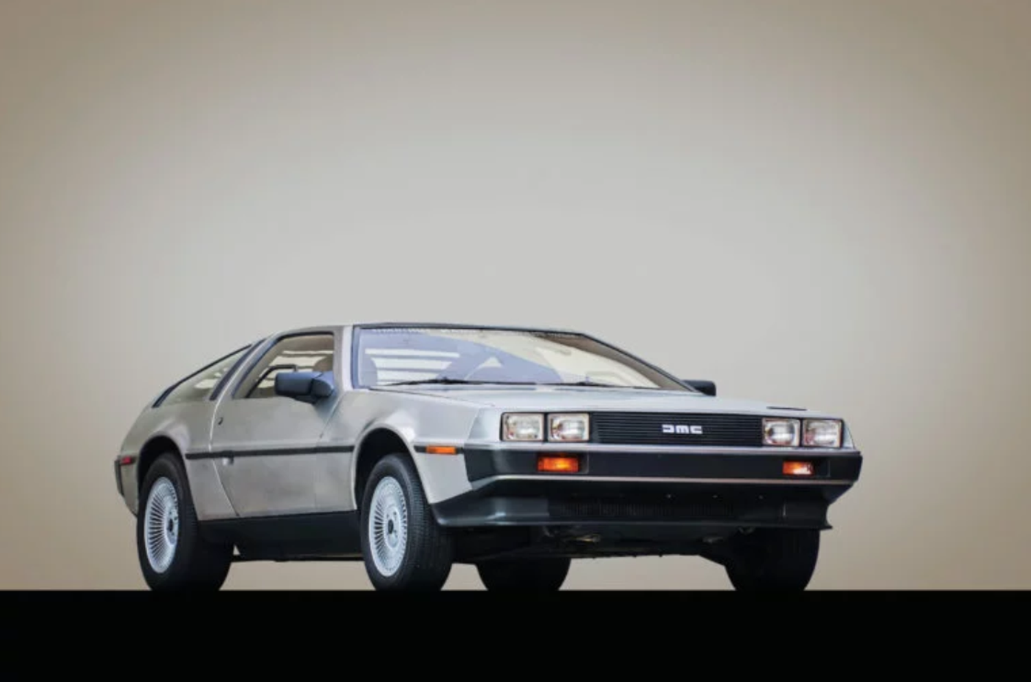DeLorean DMC-12: all'asta l'auto con il kit che la fa volare