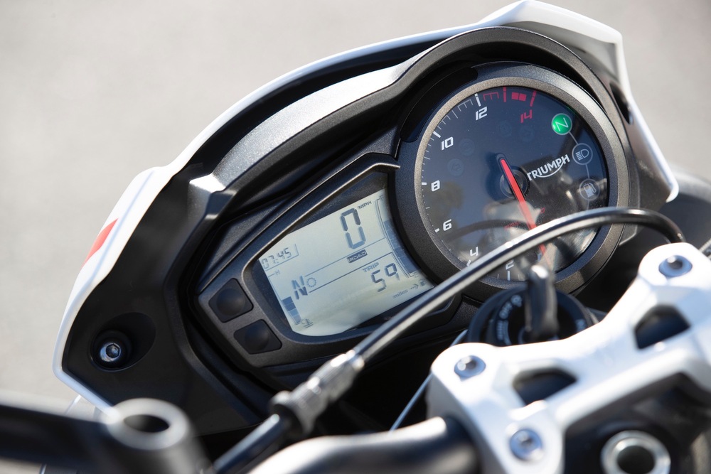 street-triple-s-20my-detail-12.jpg