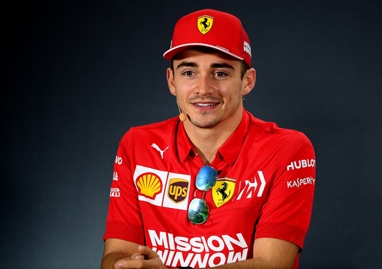 Formula 1: Leclerc a tutta adrenalina, lancio col paracadute senza avvisare la Ferrari Formula 1: Leclerc a tutta adrenalina, lancio col paracadute senza avvisare la Ferrari