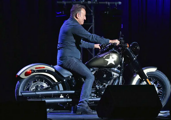 Moto e Celebrity: Bruce Springsteen mette all'asta la sua Harley Moto e Celebrity: Bruce Springsteen mette all'asta la sua Harley