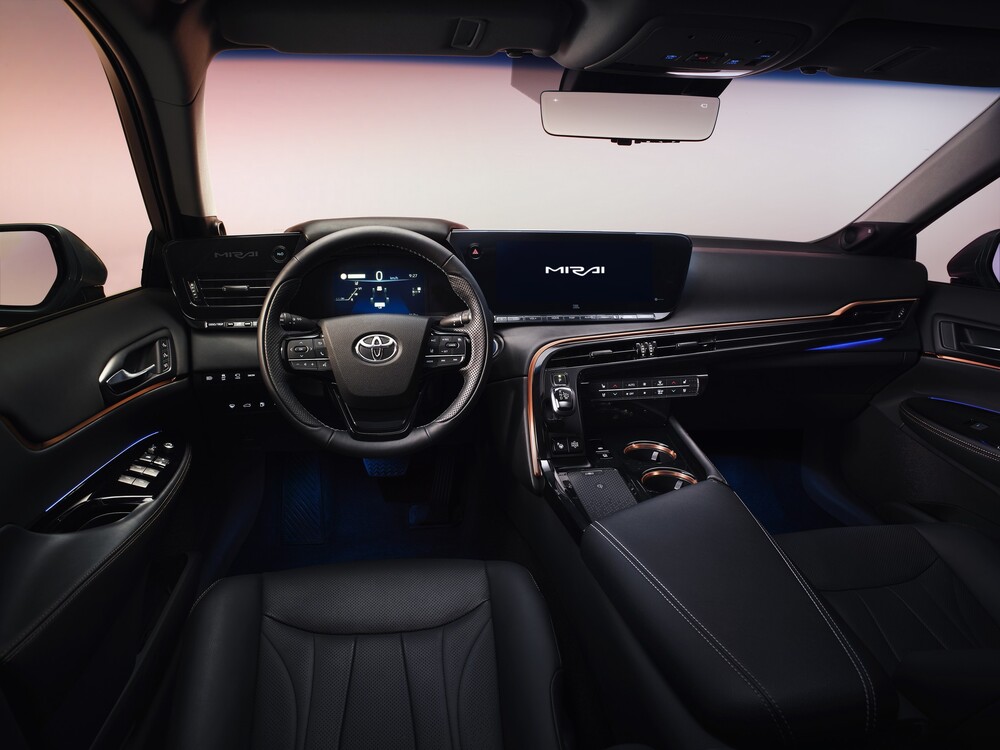 Gli interni high-tech della nuova Toyota Mirai