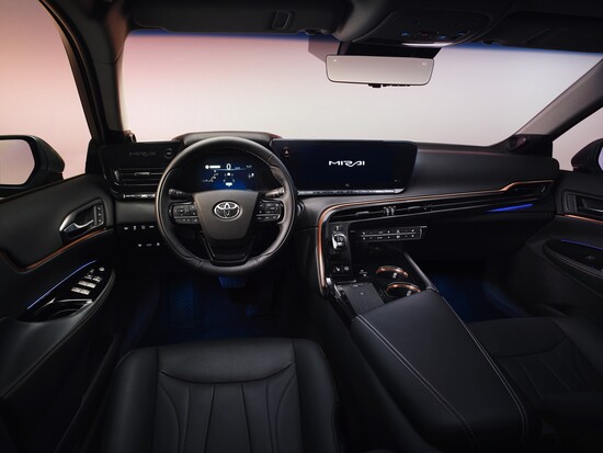 Gli interni high-tech della nuova Toyota Mirai