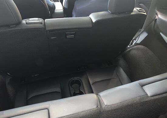 Tesla Model Y: ecco le prime foto reali degli interni Tesla Model Y: ecco le prime foto reali degli interni